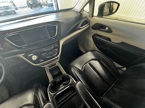 Used 2020 Chrysler Voyager Lxi image 16