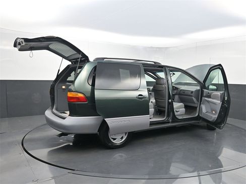 Used 2000 Toyota Sienna LE image 31