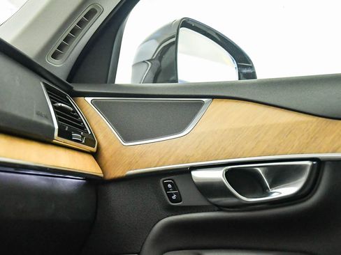 Certified 2025 Volvo XC90 B6 Plus image 28