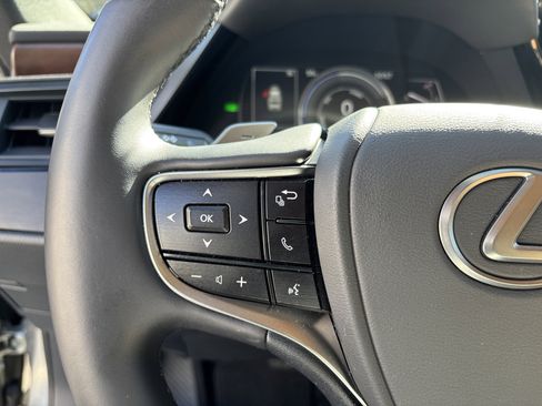 Used 2025 Lexus ES 300h w/ Premium Package image 11