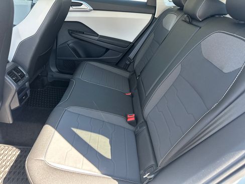Used 2025 Volkswagen Taos SE w/ Panoramic Sunroof Package FWD image 12