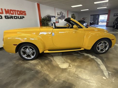 Used 2004 Chevrolet SSR w/ Preferred Equipment Group RWD image 8