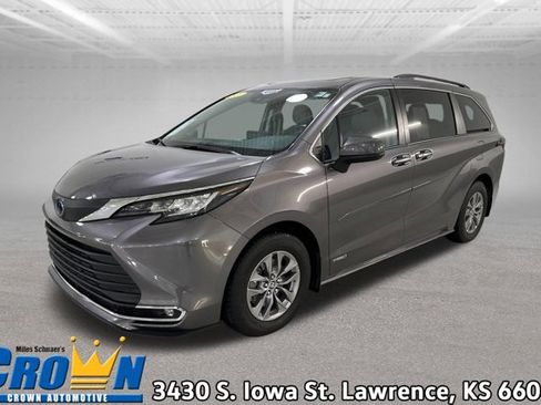 Used 2021 Toyota Sienna XLE w/ XLE Plus Package image 1
