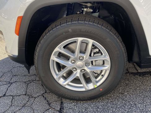 New 2025 Jeep Grand Cherokee L Laredo image 15