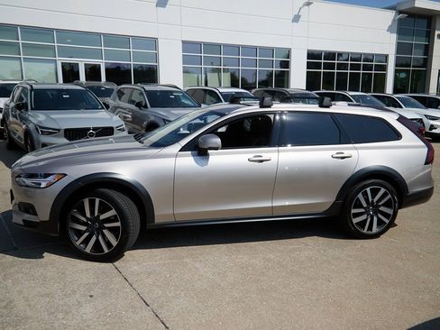 New 2026 Volvo V90 B6 Cross Country Ultra w/ Climate Package image 3
