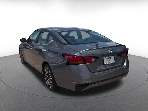 Used 2025 Nissan Altima 2.5 SV FWD image 10
