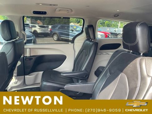 Used 2023 Chrysler Pacifica Touring-L FWD image 12