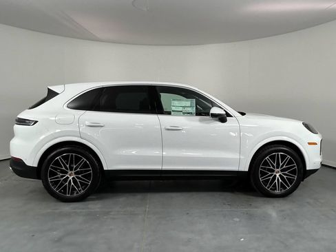 Used 2025 Porsche Cayenne AWD/4WD image 8