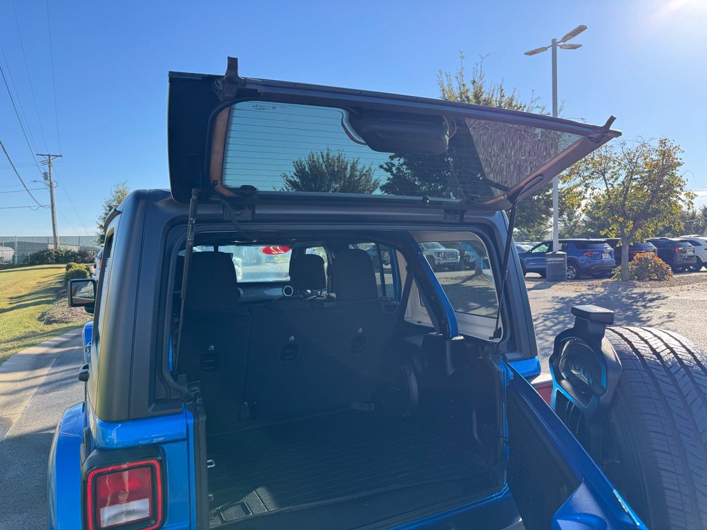 Used 2022 Jeep Wrangler Unlimited Sahara AWD/4WD image 27
