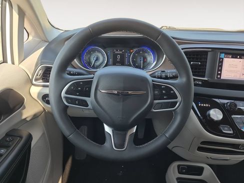 Used 2023 Chrysler Voyager LX FWD image 12