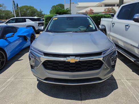 Used 2024 Chevrolet Trax LT w/ Driver Confidence Package FWD image 2