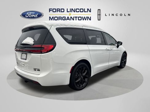 Used 2024 Chrysler Pacifica Limited w/ S Appearance Package image 5