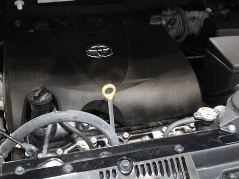 Used 2020 Toyota Sienna SE Premium w/ Nightshade Edition FWD image 9