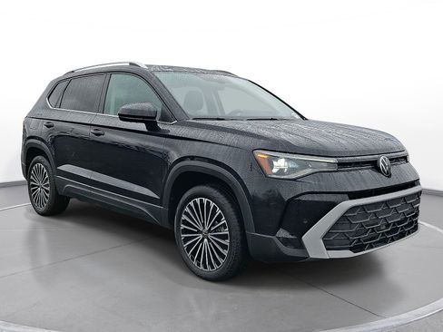 Used 2025 Volkswagen Taos SE FWD image 1