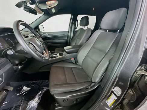 Used 2019 Jeep Grand Cherokee Laredo w/ Security & Convenience Group AWD/4WD image 28