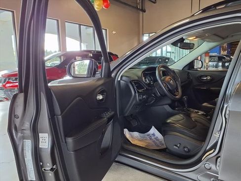 Used 2023 Jeep Cherokee Altitude Lux image 15