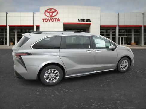 New 2026 Toyota Sienna XLE image 10