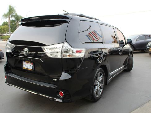 Used 2017 Toyota Sienna SE Premium image 5