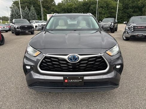 Used 2024 Toyota Highlander XLE AWD/4WD image 4