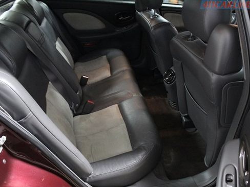 Used 2005 Pontiac Bonneville GXP image 34