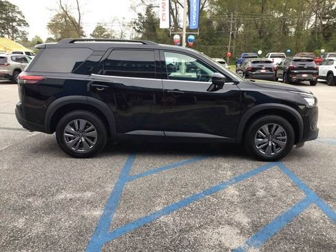 Used 2025 Nissan Pathfinder SV image 4