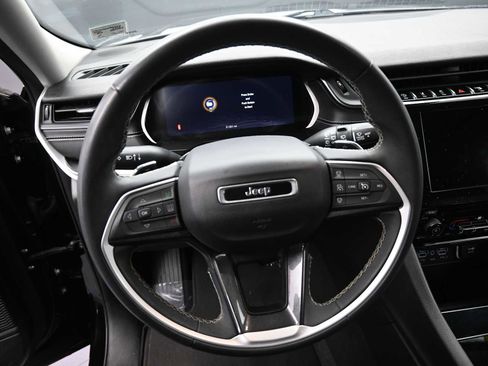 Used 2023 Jeep Grand Cherokee L Laredo image 13