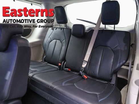 Used 2021 Chrysler Pacifica Touring-L FWD image 28