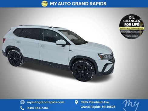 Used 2022 Volkswagen Taos SE image 2