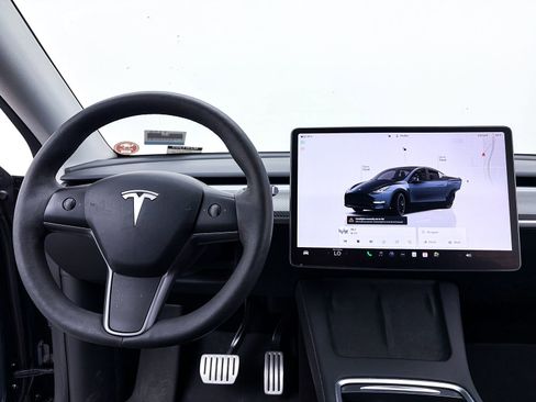 Used 2024 Tesla Model Y Performance image 3