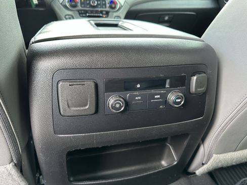 Certified 2019 Chevrolet Suburban LT RWD image 16