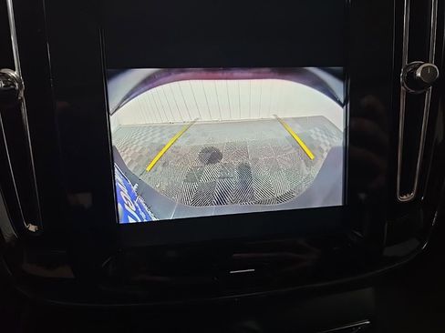 Used 2024 Volvo XC40 B5 Core image 24