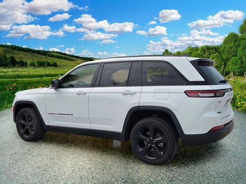 Used 2023 Jeep Grand Cherokee Altitude AWD/4WD image 4