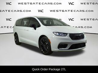 New 2026 Chrysler Pacifica Select video 2