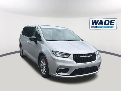 Used 2024 Chrysler Pacifica Touring-L FWD image 3