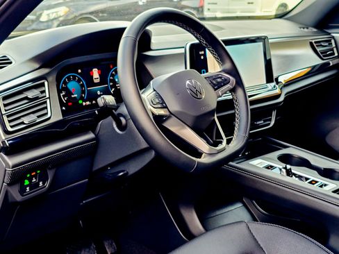 Used 2024 Volkswagen Atlas Cross Sport SE image 5