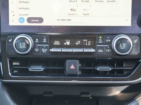 Used 2023 Toyota Highlander Bronze Edition FWD image 14