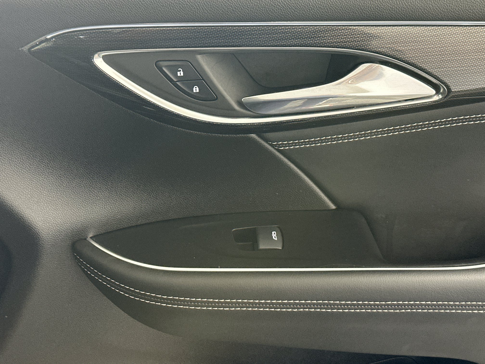 Used 2023 Buick Envision Essence AWD/4WD image 29