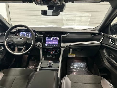 New 2025 Jeep Grand Cherokee Altitude image 14