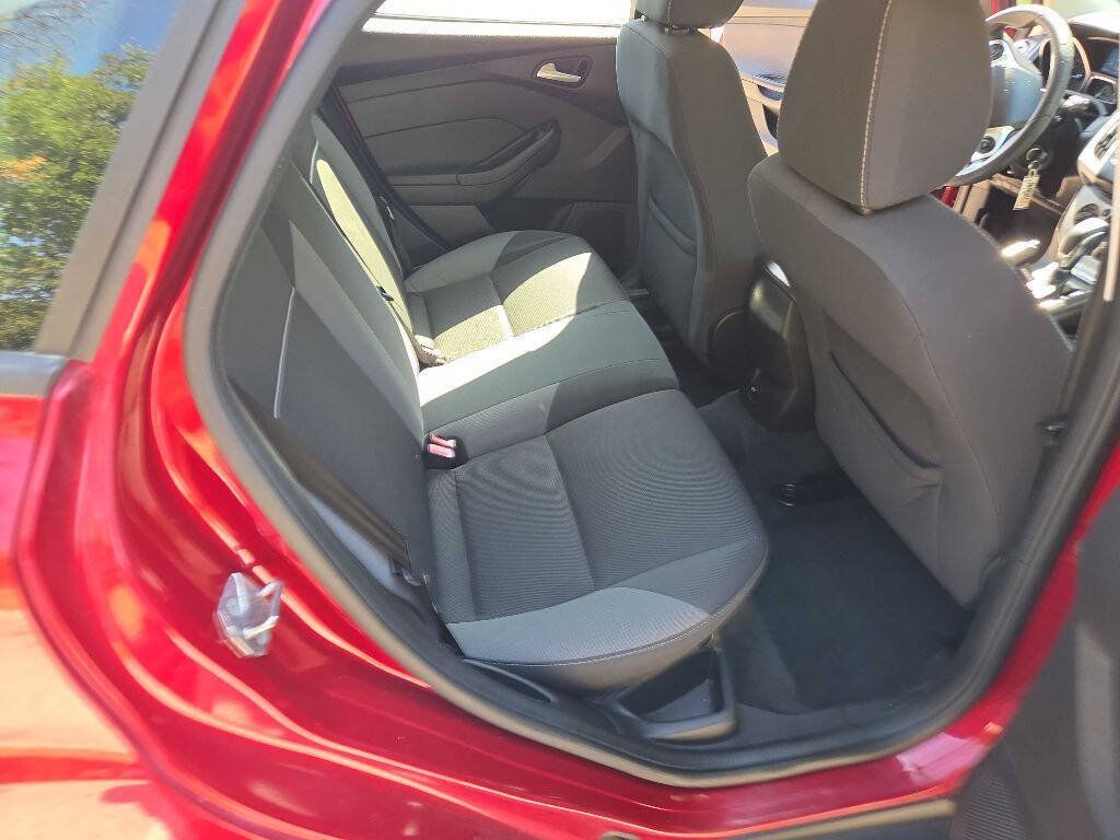 Used 2013 Ford Focus SE w/ SE Winter Pkg FWD image 21