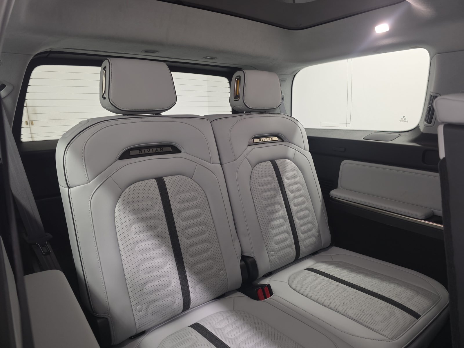 Used 2025 Rivian R1S Adventure Dual AWD/4WD image 25
