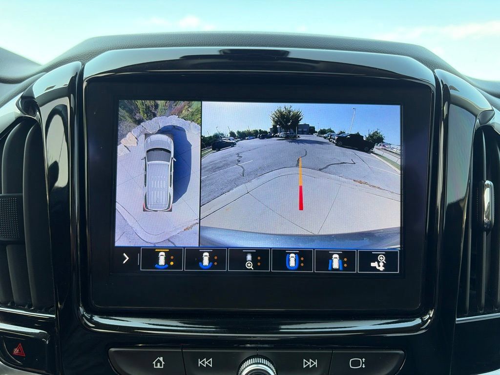 Used 2021 Chevrolet Traverse LT w/ LT Premium Package AWD/4WD image 14