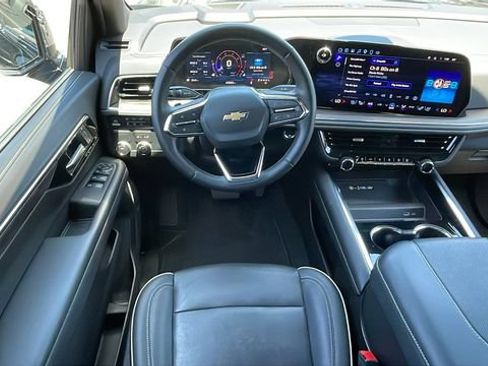 Used 2025 Chevrolet Suburban Premier RWD image 13
