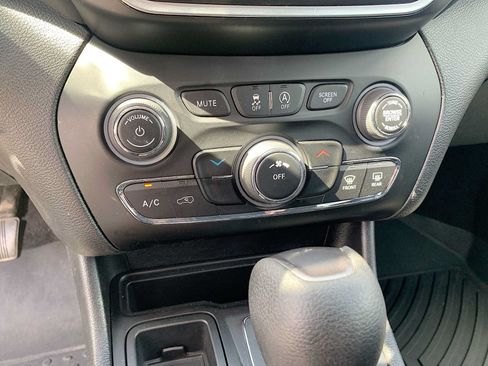 Used 2019 Jeep Cherokee Latitude w/ Popular Appearance Group FWD image 16