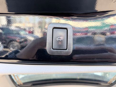 Used 2019 Toyota Highlander XLE AWD/4WD image 17