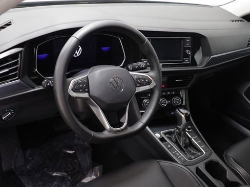 Certified 2022 Volkswagen Jetta SE image 6