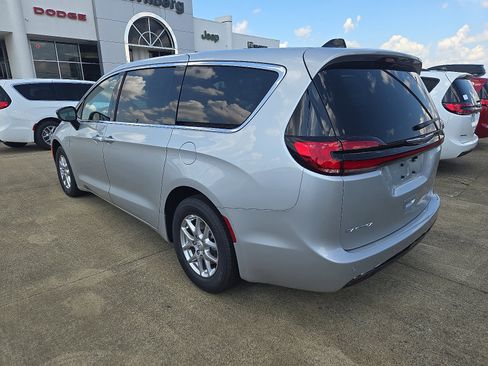 New 2026 Chrysler Pacifica Select image 3