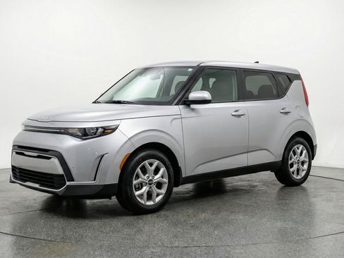 Used 2025 Kia Soul LX w/ LX Technology Package image 3