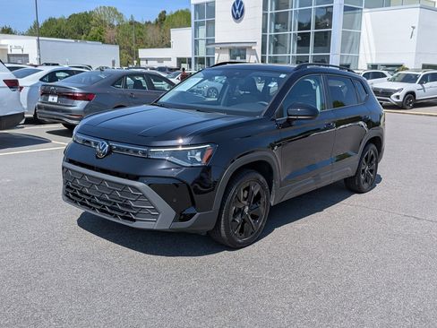 Used 2025 Volkswagen Taos SE FWD image 7
