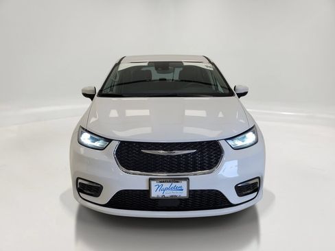 Used 2023 Chrysler Pacifica Touring-L FWD image 2