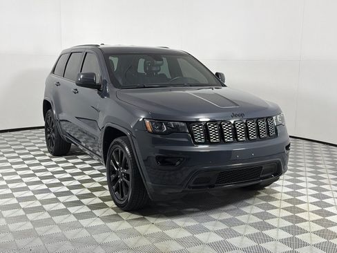 Used 2018 Jeep Grand Cherokee Altitude AWD/4WD image 3